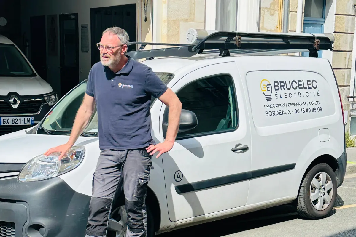 Véhicule BRUCELEC siglé dans une rue de Bordeaux
