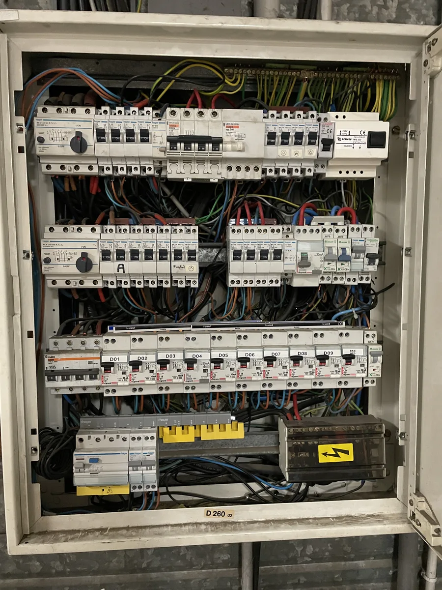 Avant, Vieux tableau industriel remplacé par un tableau LEGRAND - XL 160