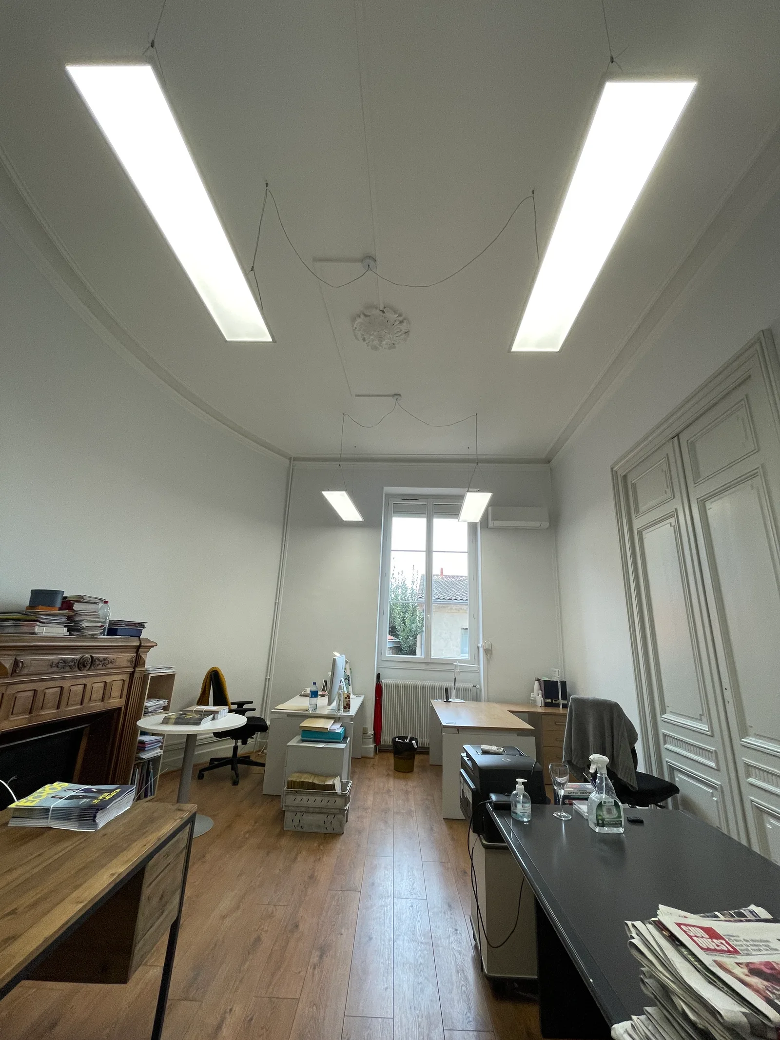 Panneaux LED 1200x300 sur filins